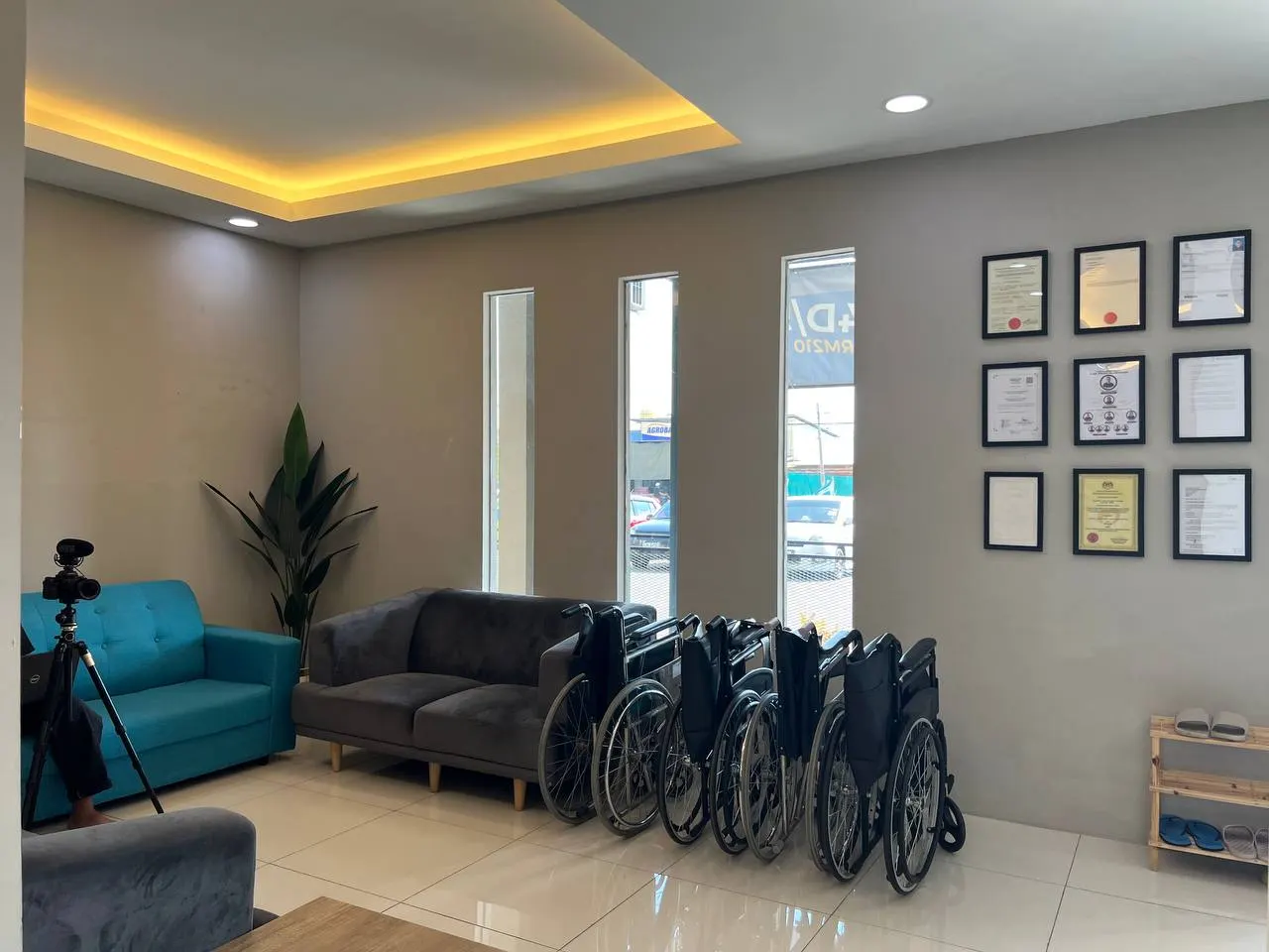 Ruang menunggu klinik yang moden dengan sijil akreditasi berbingkai