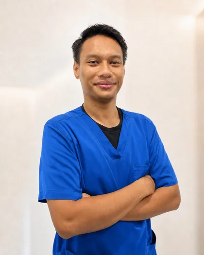 Potret Dr Shahrul Fadzli Bin Abd Wahab dalam pakaian klinikal.