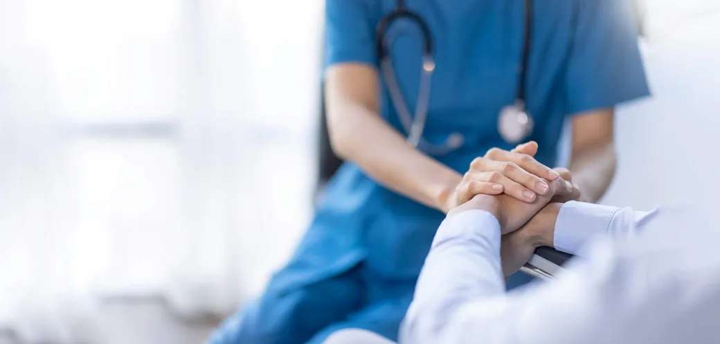 Doktor Primakasih berbual dengan pesakit di klinik